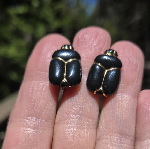 Black Porcelian & Gold Scarab Screw On Vintage Earrings - Picture 4 of 7